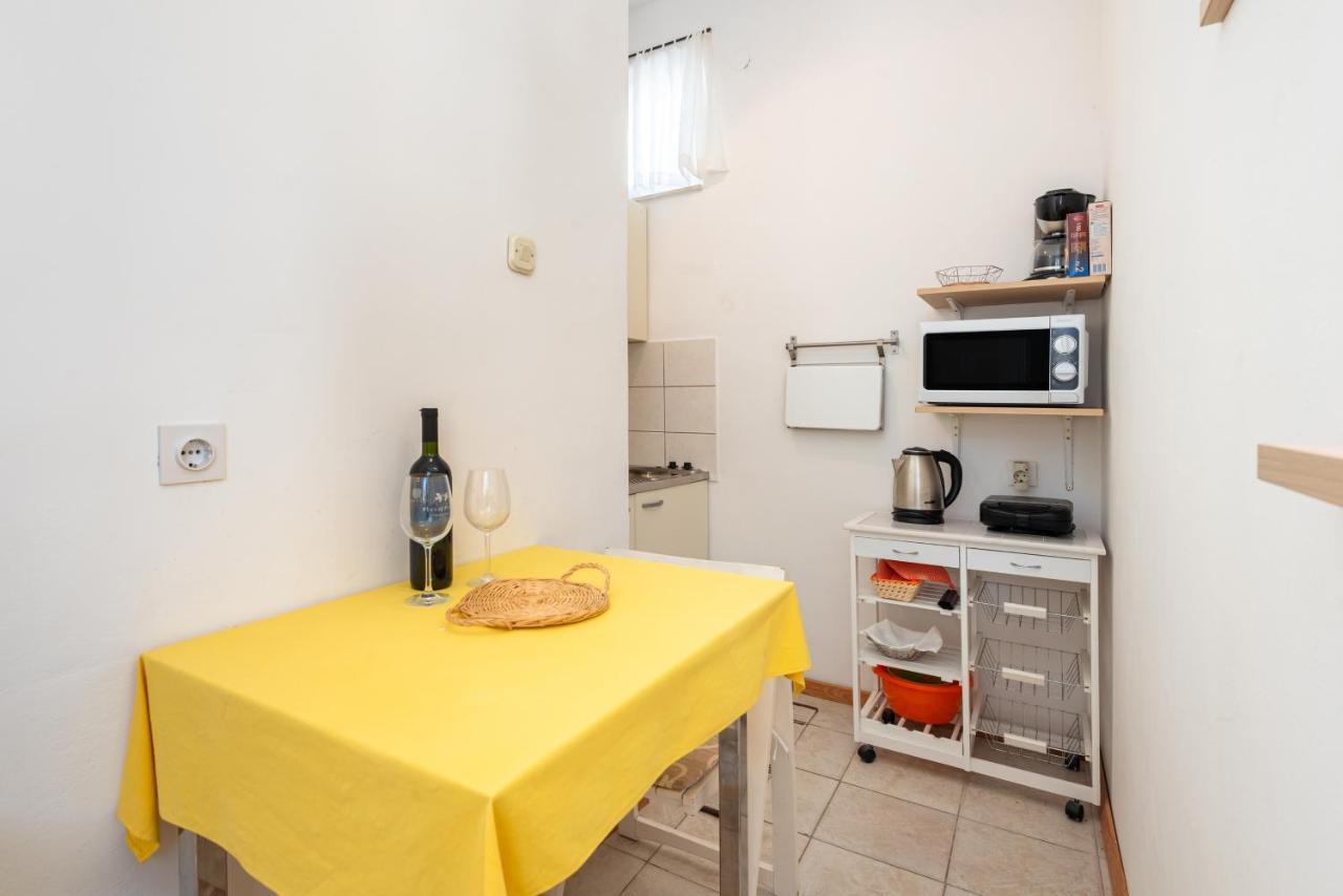 Apartments By The Sea Jelsa, Hvar - 11319 Jelsa  Exterior photo