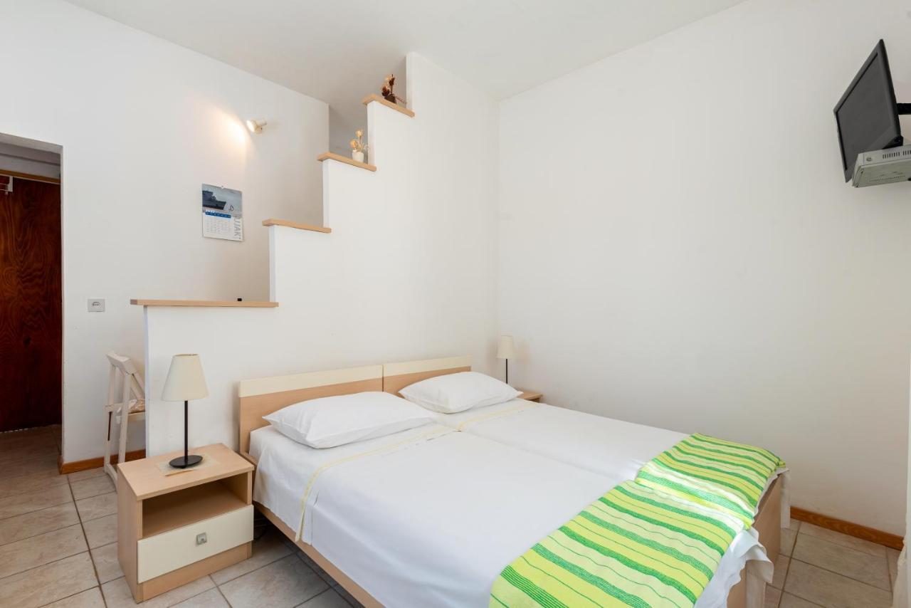 Apartments By The Sea Jelsa, Hvar - 11319 Jelsa  Exterior photo