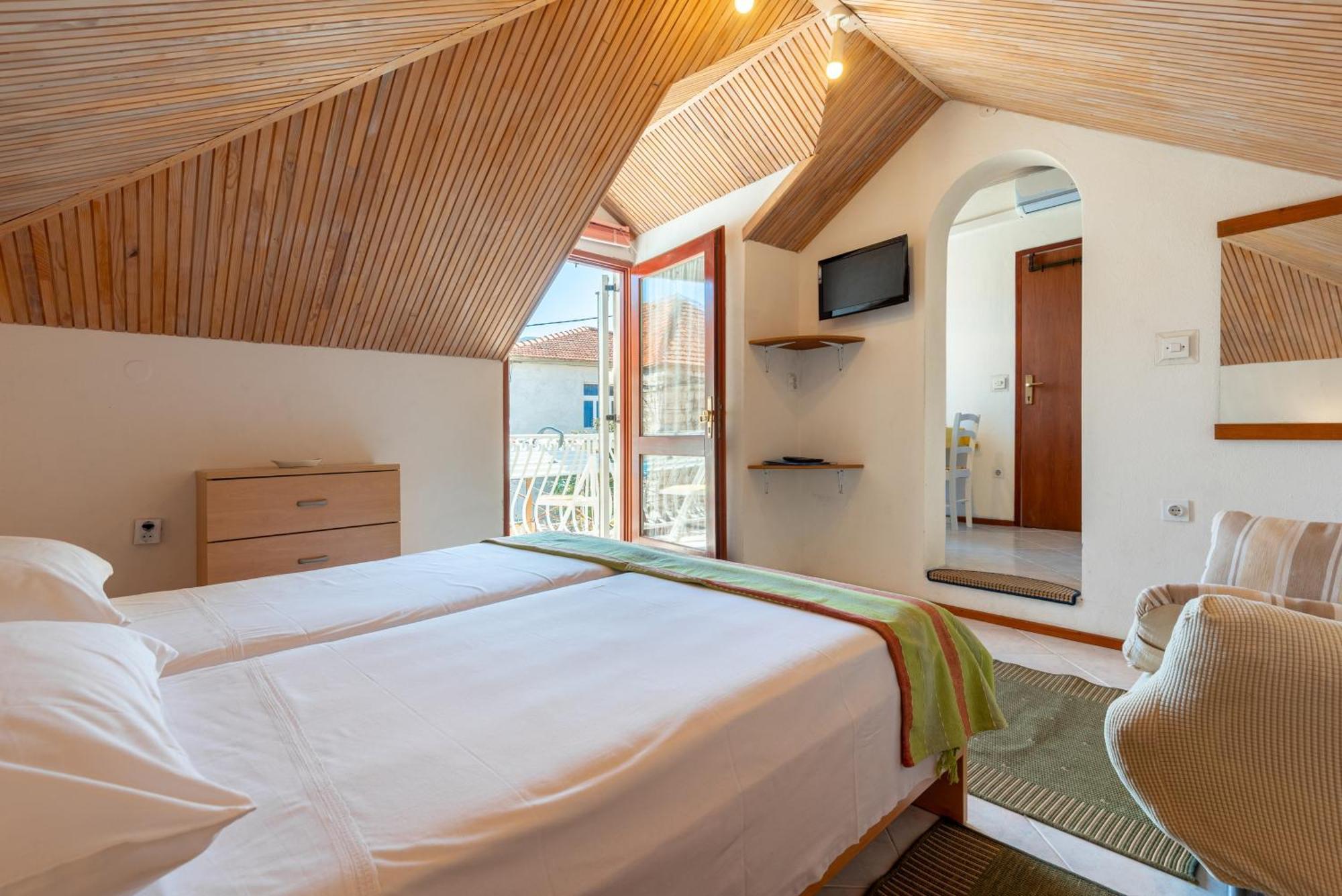 Apartments By The Sea Jelsa, Hvar - 11319 Jelsa  Room photo